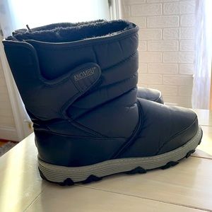 Black Khombu snow boots